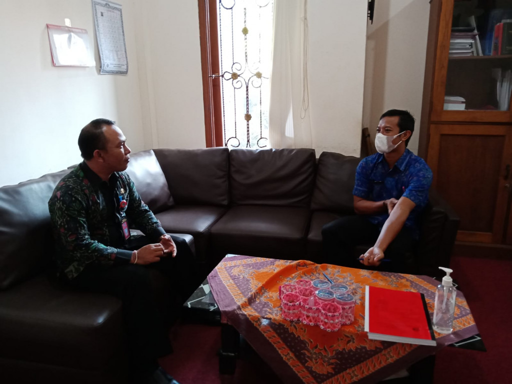 Sekretaris Desa Petang Menerima Laporan Undangan Rapat dari STIKOM Bali,Terkait Dengan Sistem Pelayanan Public
